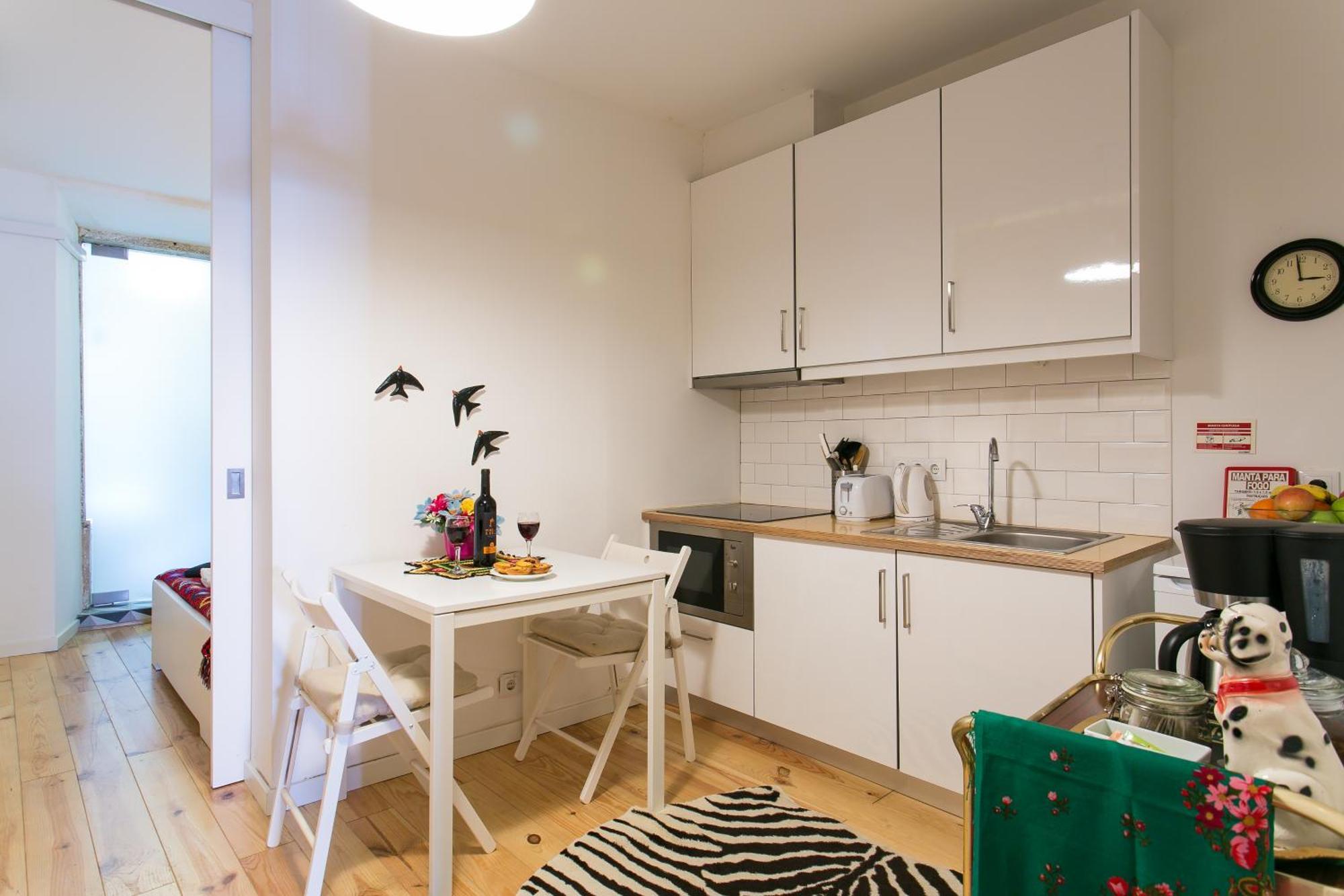 Joivy Inviting Flat Next To Bica Elevator Apartment *