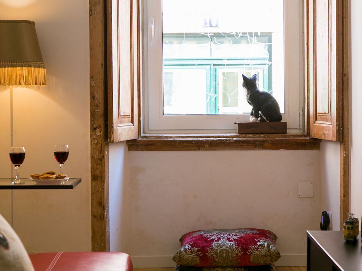 Joivy Inviting Flat Next To Bica Elevator Lissabon